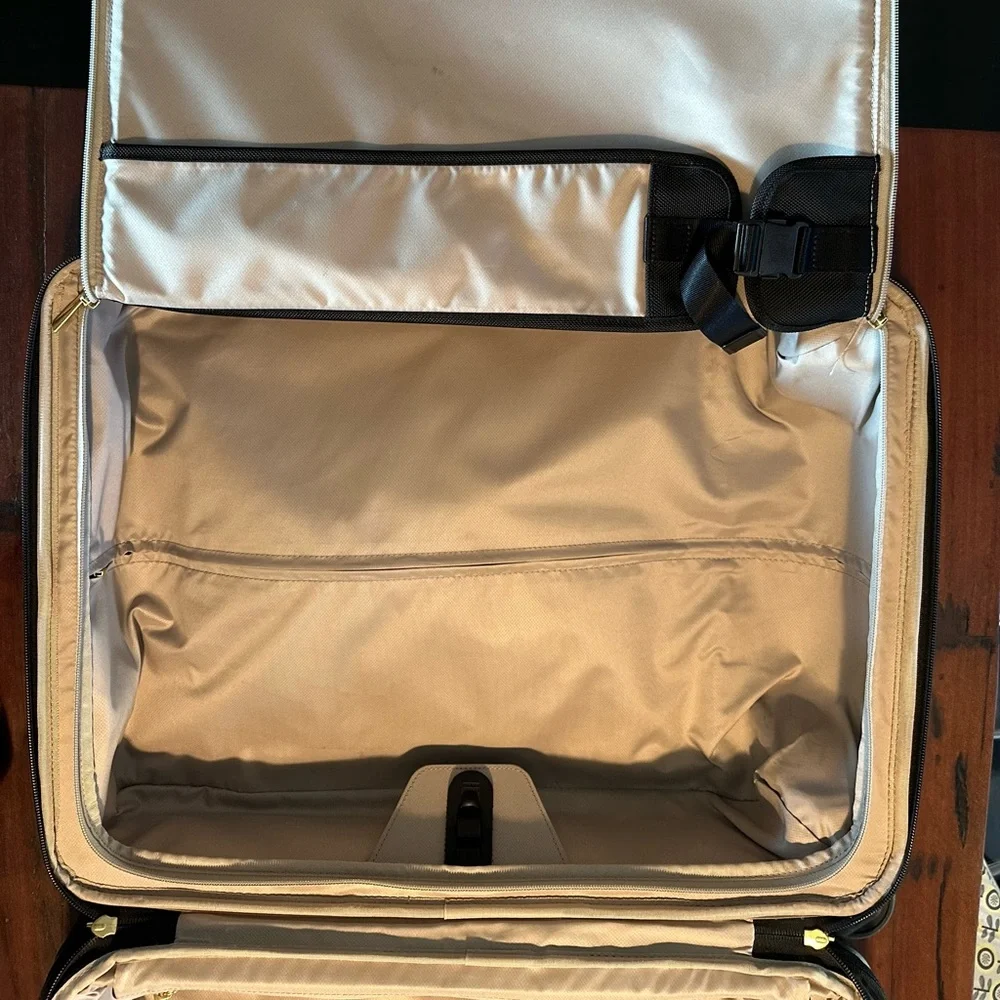 Tumi Larkin Sophie Continental Expandable 4-Wheeled Carry-On